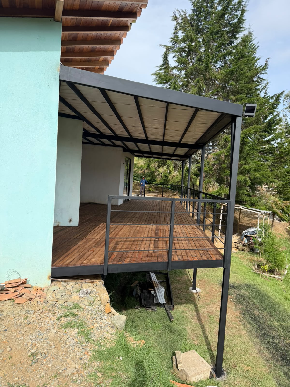 DECK EN ESTRUCTURA METÁLICA CON CUBIERTA TERMOACUSTICA